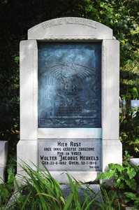 900334 Afbeelding van de grafsteen van Wolter Jacobus Heukels (geboren 23 juni 1892, verzetsstrijder, overleden te ...